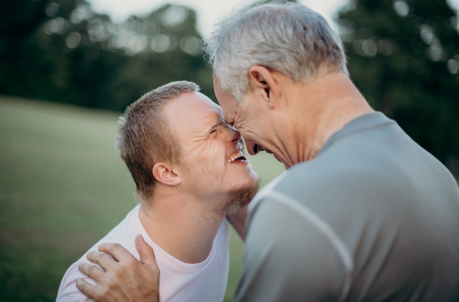 Un proche accompagnant un parent ou enfant en situation de vulnérabilité ne doit-il pas être mieux pris en charge par la société? Nathan Anderson/Unsplash, CC BY-NC-ND